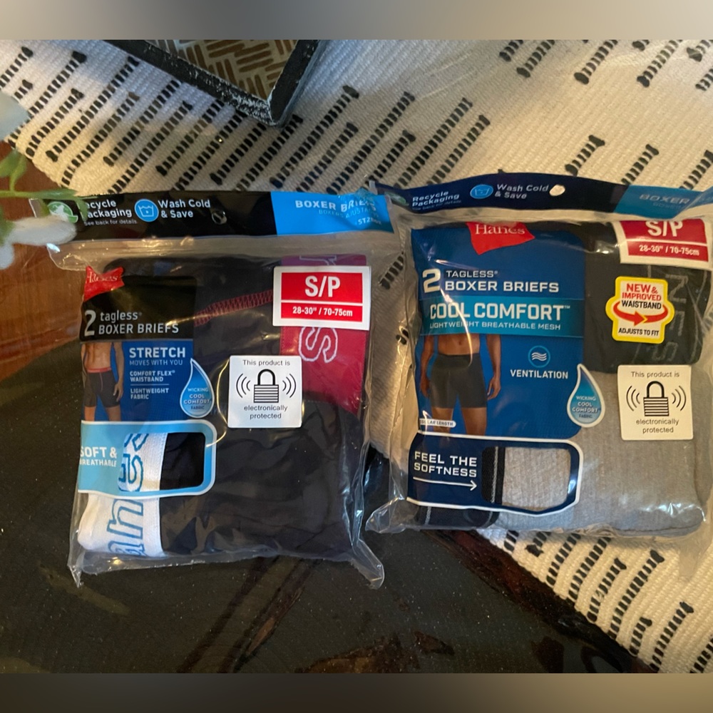 Men 2 new boxer briefs sz small